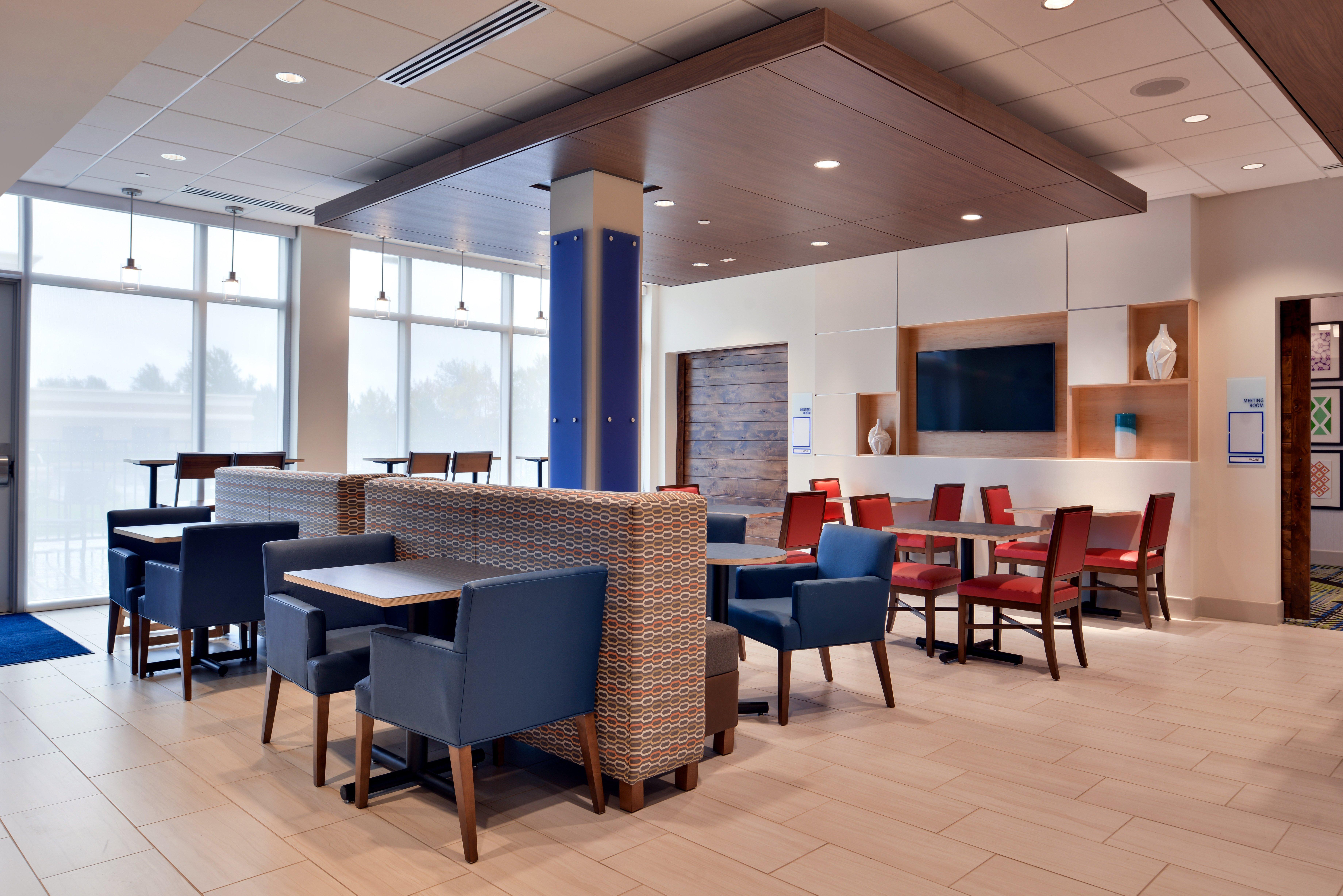 Holiday Inn Express & Suites - Marshalltown By Ihg Exterior photo