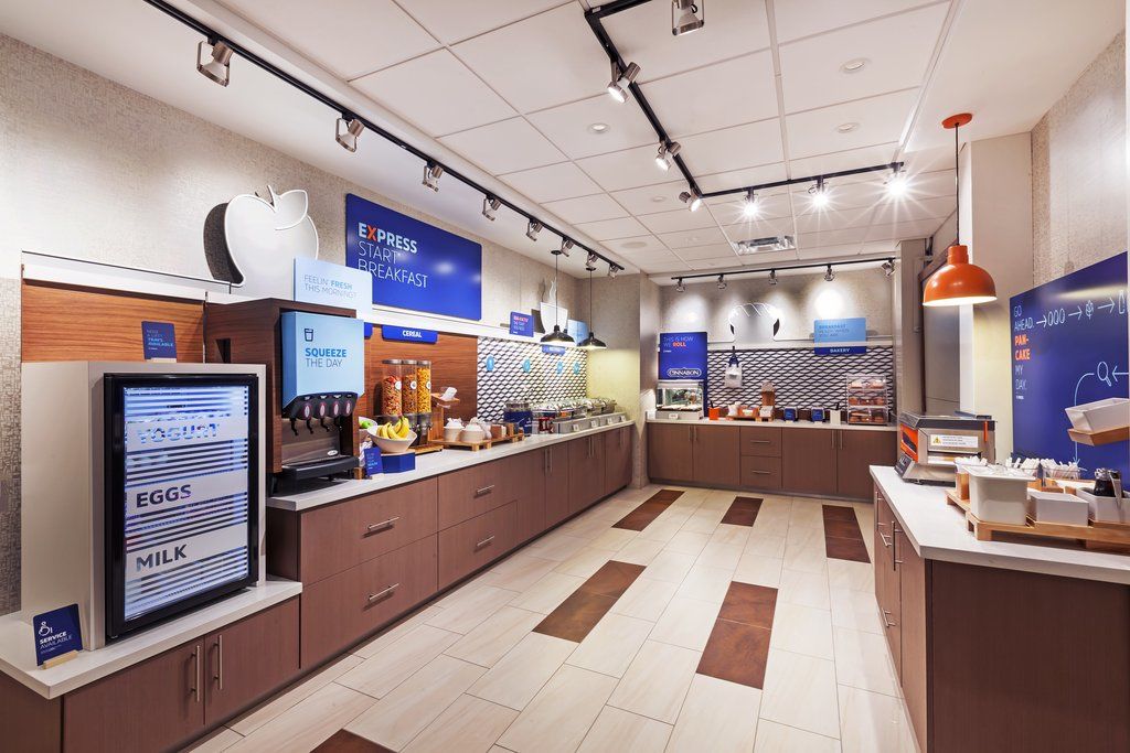 Holiday Inn Express & Suites - Marshalltown By Ihg Exterior photo