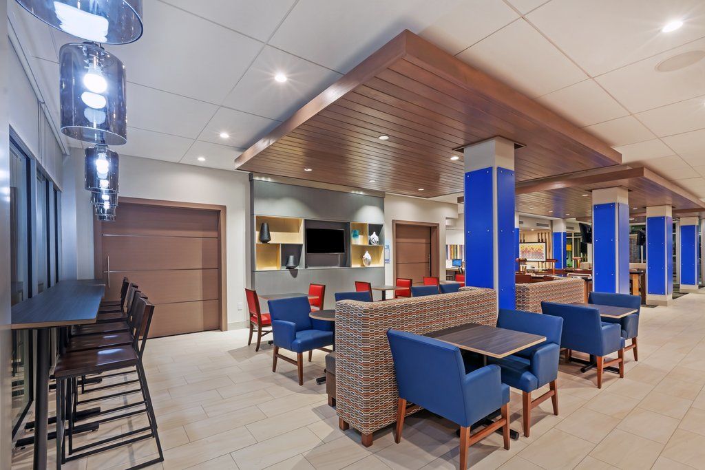 Holiday Inn Express & Suites - Marshalltown By Ihg Exterior photo