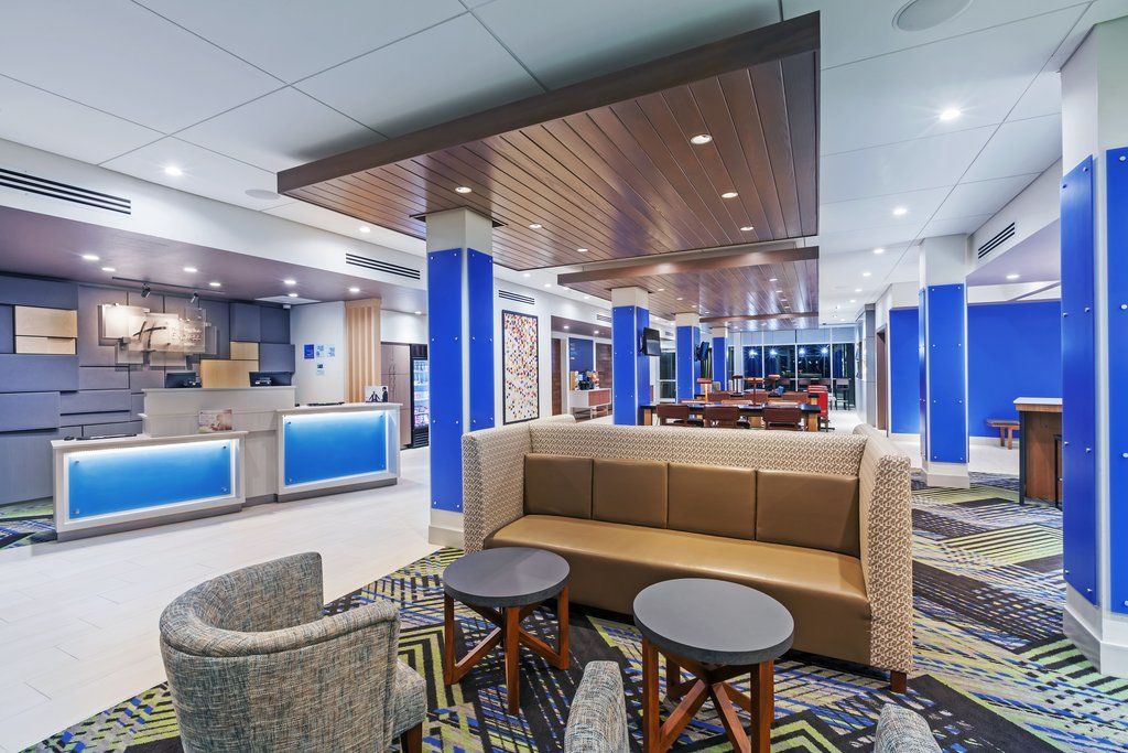 Holiday Inn Express & Suites - Marshalltown By Ihg Exterior photo