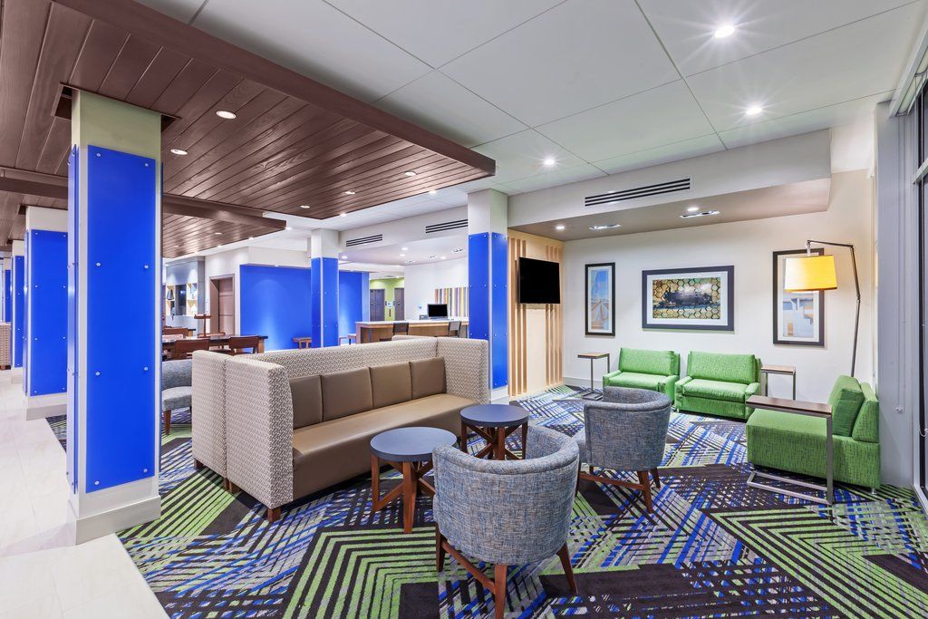 Holiday Inn Express & Suites - Marshalltown By Ihg Exterior photo